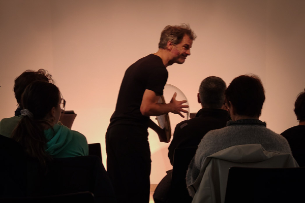 photo de Pascal, le comédien, montrant une carte au public