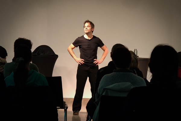 photo de Pascal, le comédien, debout face au public